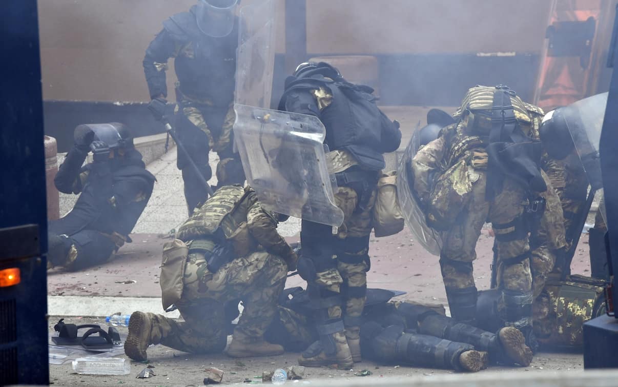 Kosovo, cosa sta succedendo tra la minoranza serba e le truppe Nato Sky TG24 Kosovo, cosa sta succedendo tra la minoranza serba e le truppe Nato Sky TG24