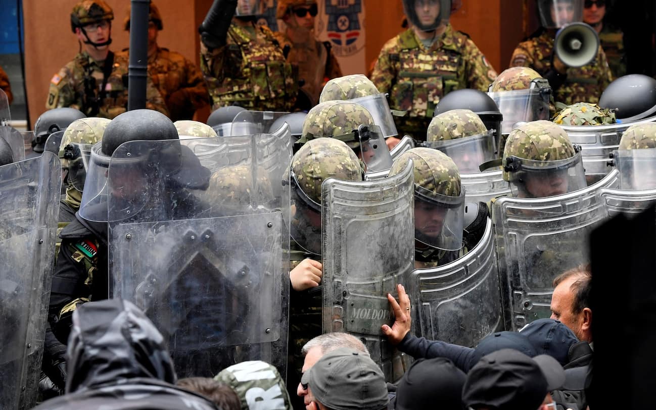 Kosovo, cosa sta succedendo tra la minoranza serba e le truppe Nato Sky TG24 Kosovo, cosa sta succedendo tra la minoranza serba e le truppe Nato Sky TG24