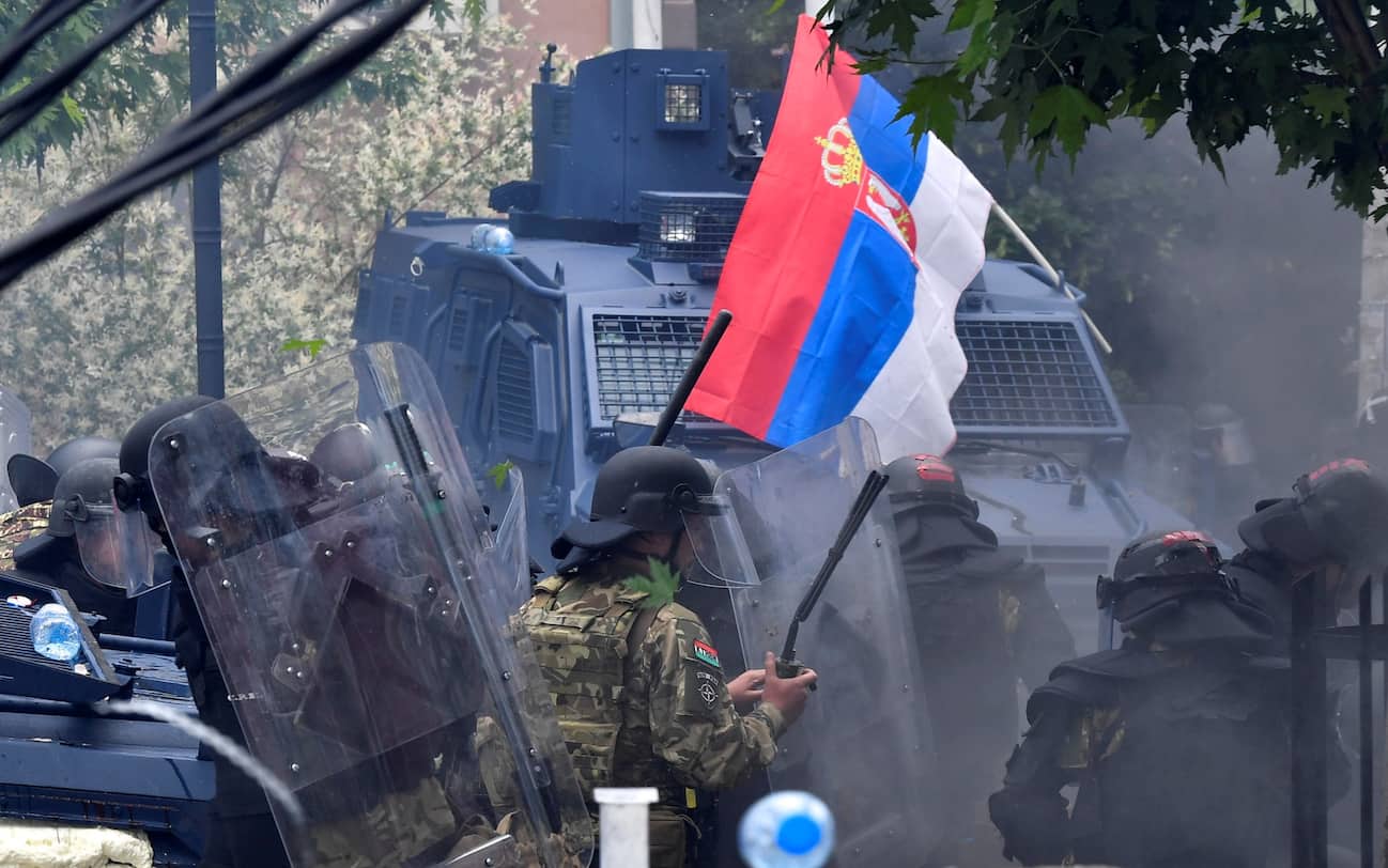 Kosovo, cosa sta succedendo tra la minoranza serba e le truppe Nato Sky TG24 Kosovo, cosa sta succedendo tra la minoranza serba e le truppe Nato Sky TG24