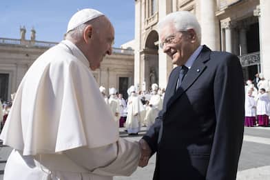 Mattarella fa auguri al Papa: "Suoi appelli sono semi fecondi di pace"