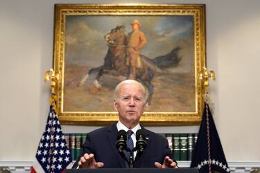 epa10661210 US President Joe Biden delivers remarks after striking a bipartisan deal on the debt ceiling, in the Roosevelt Room of the White House in Washington, DC, USA, 28 May 2023.  EPA/Yuri Gripas / POOL
