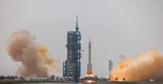 epa10662643 A Long March-2F carrier rocket with a Shenzhou-16 manned space flight lifts off during launch at the Jiuquan Satellite Launch Centre, in Jiuquan, Gansu province, China, 30 May 2023. The Shenzhou-16 manned space flight mission will transport three Chinese astronauts to the Tiangong space station.  EPA/ALEX PLAVEVSKI