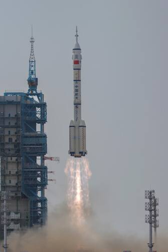 epa10662640 The Shenzhou-16 manned space flight launches in Jiuquan, Gansu province, China, 30 May 2023. The Shenzhou-16 manned space flight mission will transport three Chinese astronauts to the Tiangong space station.  EPA/ALEX PLAVEVSKI