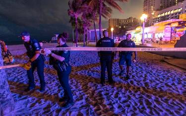 epa10662634 Police officers close off the area where gunfire broke out along a beach boardwalk in Hollywood, Florida, USA, 29 May 2023. A City of Hollywood spokesperson confirmed 9 people were transported to area hospitals with gunshot wounds.  EPA/CRISTOBAL HERRERA-ULASHKEVICH