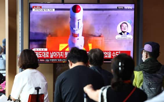 North Korea launches spy satellite, but falls into the sea.  Alarm in Seoul and Japan