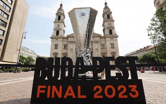 epa10662886 A replica of the UEFA Europa League Trophy pictured in front of the St. Stephen's Basilica in Budapest, Hungary, 30 May 2023. AS Roma will face Sevilla FC in the UEFA Europa League final at the Puskas Arena in Budapest on 31 May 2023.  EPA/ANNA SZILAGYI
