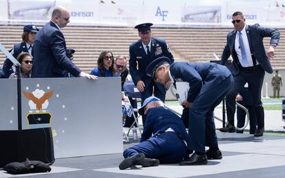 Usa, Biden inciampa e cade sul palco durante la cerimonia dei cadetti