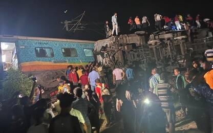 India, scontro fra treni: oltre 200 morti e più di 800 feriti