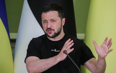 epa10668767 Ukrainian President Volodymyr Zelensky attends a joint news conference with his Estonian counterpart Alar Karis in Kyiv, Ukraine, 02 June 2023. Estonian President Alar Karis arrived in Kyiv to meet with top Ukrainian officials amid the Russian invasion. EPA/SERGEY DOLZHENKO