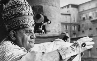 (Eingeschränkte Rechte für bestimmte redaktionelle Kunden in Deutschland. Limited rights for specific editorial clients in Germany.) Pope John XXIII. 1881-1963 (Angelo Guiseppe Roncalli)Pope 1958-1963Crowning the Pope - Coronation ceremony on St.Peter's balcony in presence of thousands of believers. The Pope issues the blessing 'Urbi et orbi' after the coronation 04.Nov.1958 (Photo by ullstein bild/ullstein bild via Getty Images)