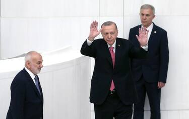 epa10670567 Turkish President Recep Tayyip Erdogan (C) arrives at the Turkish Grand National Assembly (TBMM) for his swearing-in ceremony after being re-elected as the Turkish President in Ankara, Turkey, 03 June 2023. Erdogan won Turkey's presidential run-off on 28 May and was re-elected president, according to Turkey's Supreme Election Council.  EPA/NECATI SAVAS