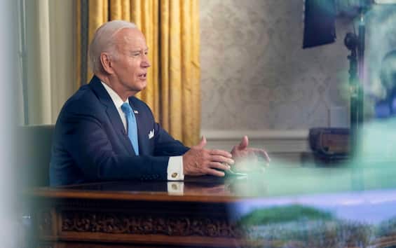 Usa, Biden signs the debt ceiling agreement turning it into law: default avoided