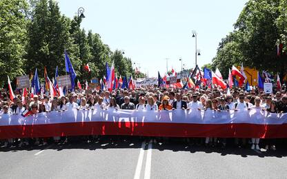 Polonia, a Varsavia manifestazione "in difesa della democrazia". FOTO