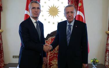epa10672243 A handout photo made available by the Turkish Presidential Press Office shows, Turkish President Recep Tayyip Erdogan (R) and NATO Secretary General Jens Stoltenberg (L) posing during their meeting in Istanbul, Turkey, 04 June 2023.  EPA/TURKISH PRESIDENTIAL PRESS OFFICE HANDOUT  HANDOUT EDITORIAL USE ONLY/NO SALES