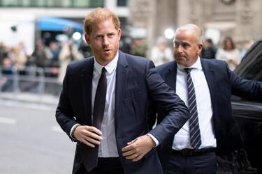 epa10675409 Britain's Prince Harry (L) arrives at the High Court in London, Britain, 06 June 2023. Prince Harry is to give evidence over the phone hacking trial against the Mirror Group Newspapers. Harry is seeking damages against the Daily Mirror over unlawful information gathering through phone hacking.  EPA/TOLGA AKMEN
