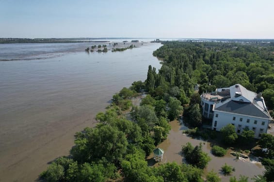 Ukraine, Kakhovka dam hit: 16,000 people evacuated
