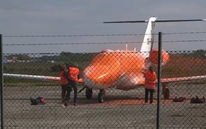 Germania, attivisti per il clima dipingono di arancione aereo privato