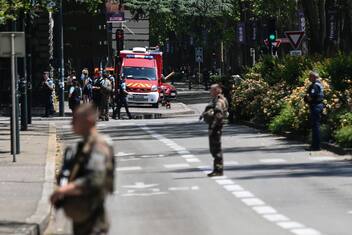 Francia, attacco ad Annecy: 5 accoltellati, gravi 2 bimbi e un adulto