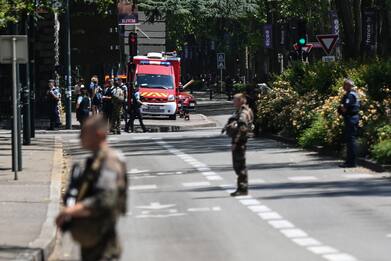 Francia, attacco ad Annecy: 5 accoltellati, gravi 2 bimbi e un adulto