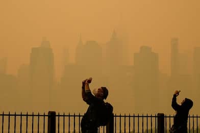 Incendi in Canada, New York avvolta da fumo: bloccati i voli. FOTO