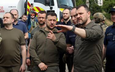 Guerra Ucraina, Zelensky visita Kherson post inondazioni. LIVE