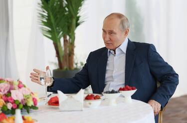 epa10681357 Russian President Vladimir Putin and Belarusian President Alexander Lukashenko (unseen) during their meeting at the Bocharov Ruchei residence in the resort city of Sochi, Russia 09 June 2023. Putin announced the transfer of Russian tactical nuclear weapons to Belarus to begin after July 07-08, when the construction of facilities for them is completed. EPA/GAVRIIL GRIGOROV/SPUTNIK/KREMLIN POOL MANDATORY CREDIT