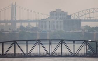 epa10679894 A view of bridges over a hazy East River as smoke from wildfires burning in Canada continues to create unhealthy air quality conditions in New York, New York, USA, 08 June 2023. New York City continues to be under an air quality alert as result of the smoke, which is affecting large portions of the United States.  EPA/JUSTIN LANE