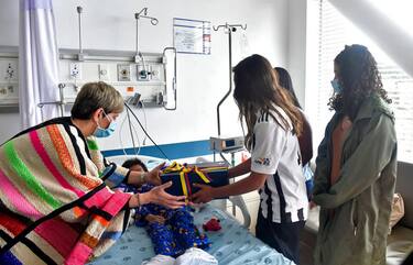 epa10683971 A handout photo made available by the Presidency of Colombia shows Colombian First Lady Veronica Alcocer (L) during her visit to the four siblings who were found alive after surviving a plane crash, in Bogota, Colombia, 10 June 2023. The four siblings, aged 13, nine, four and one, were found alive after surviving a plane crash on 01 May 2023 and spending 40 days in Colombia's Amazon jungle.  EPA/PRESIDENCY OF COLOMBIA / HANDOUT ONLY AVAILABLE TO ILLUSTRATE THE ACCOMPANYING NEWS (MANDATORY CREDIT) HANDOUT EDITORIAL USE ONLY/NO SALES