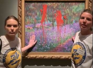 Svezia, due eco-attiviste imbrattano un quadro di Monet a Stoccolma
