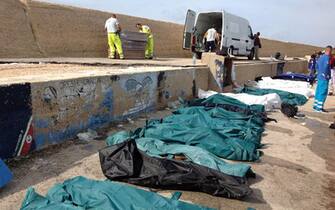 I corpi delle vittime del naufragio di un barcone a Lampedusa, 3 ottobre 2013. ANSA