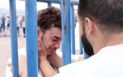 Naufragio Grecia, abbraccio in lacrime tra un superstite e il fratello