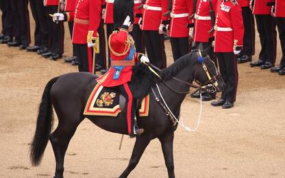 Re Carlo III a cavallo alla parata del Trooping The Colour