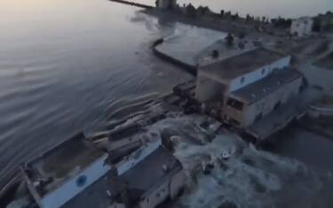 epa10675811 A still image taken from a handout video made available by the telegram account of the President of Ukraine, Volodymyr Zelensky on 06 June 2023 of water running through a breakthrough in the Kakhovka dam, in Kakhovka, Kherson region, southern Ukraine, amid the Russian invasion. Ukraine has accused Russian forces to have destroyed a critical dam and hydroelectric power plant on the Dnieper River along the front line in southern Ukraine on 06 June. A number of settlements were completely or partially flooded, Kherson region governor Oleksandr Prokudin said on telegram. Russian troops entered Ukraine on 24 February 2022 starting a conflict that has provoked destruction and a humanitarian crisis. EPA/OFFICIAL CHANNEL PRESIDENT OF UKRAINE VOLODYMYR ZELENSKIY HANDOU -- MANDATORY CREDIT: OFFICIAL CHANNEL OF THE PRESIDENT OF UKRAINE VOLODYMYR ZELENSKIY -- BEST QUALITY AVAILABLE -- HANDOUT EDITORIAL USE ONLY/NO SALES