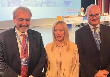 La presidente del Consiglio Giorgia Meloni con il presidente della Regione Lazio Francesco Rocca e il sindaco di Roma Roberto Gualtieri, Parigi, 20 Giugno 2023. TWITTER/GUALTIERI EUROPE
+++ATTENZIONE LA FOTO NON PUO' ESSERE PUBBLICATA O RIPRODOTTA SENZA L'AUTORIZZAZIONE DELLA FONTE DI ORIGINE CUI SI RINVIA+++ NPK++