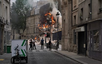 Parigi, esplosione in centro. Decine di feriti, si cercano dispersi