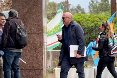 L' europarlamentare Andrea Cozzolino al suo ingresso al Palazzo di Giustizia dii Napoli per un'udienza della Corte di Appello di Napoli chiamata ad esprimersi sulla richiesta di consegna (estradizione) inoltrata dalla Procura Federale belga che contesta il reato di corruzione internazionale nell'ambito del cosiddetto "Qatargate". 16 maggio 2023
ANSA /