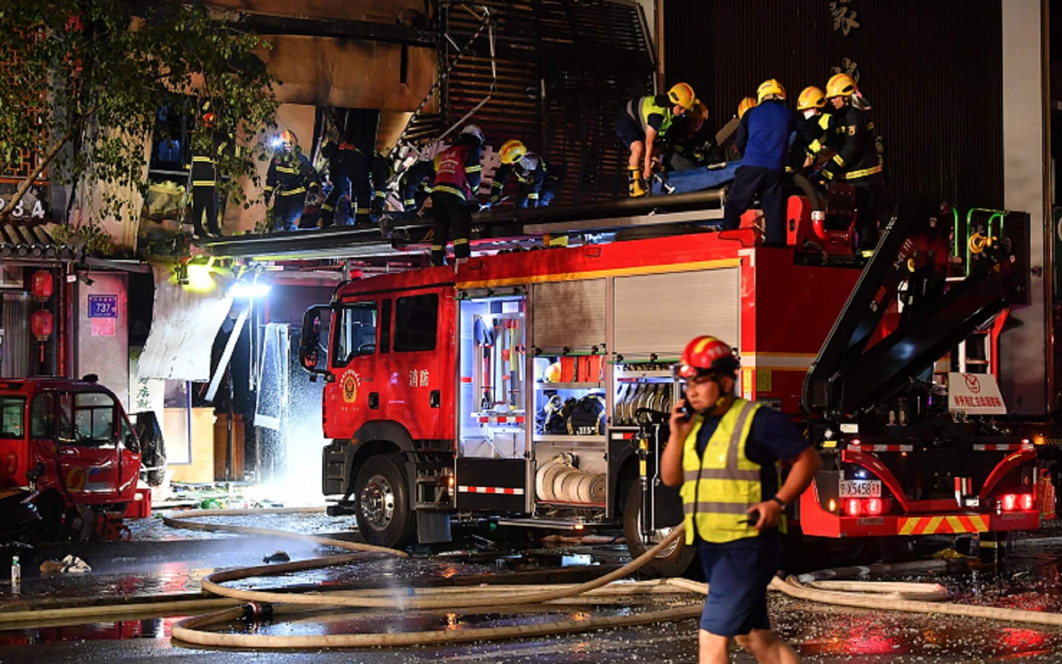 L'intervento dei vigili del fuoco dopo un'esplosione in un ristorante a Yinchuan in Cina