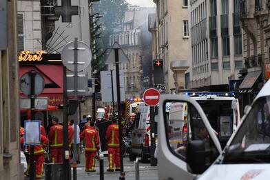 Crollo del palazzo in centro a Parigi, si cerca ancora un disperso