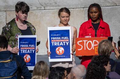Parigi, Greta Thunberg protesta assieme agli attivisti ambientalisti