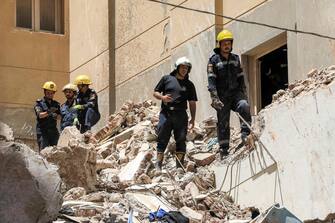 Civil defense first responders gather at the scene of a collapsed 13-storey-building in the Sidi Bishr district of Egypt's northern city of Alexandria on June 26, 2023. (Photo by Hazem GOUDA / AFP)