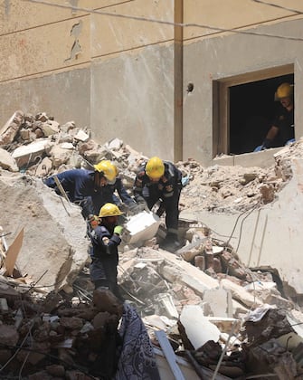 epa10711931 Civil defense personnel search for survivors amid the rubble of a collapsed 13-storey-building in Alexandria, Egypt, 26 June 2023. A number of the building residents are feared to be trapped beneath the rubble, however the exact number of people is yet to be known.  EPA/STR