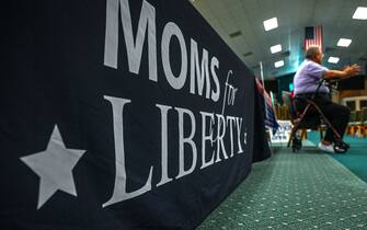 People and members of the "Moms For Liberty" Association, attend a campaign event for Jacqueline Rosario, to be re-elected as a member of the school board for District 2, in Vero Beach, Florida, on October 16, 2022. - Rosario's candidacy for re-election to a school board is supported by the controversial group "Moms for Liberty", which claims to defend the "rights of parents" but is accused by its critics of opposing LGBT rights.
Long dormant and apolitical institutions, these councils, whose members are elected, have become real powder kegs with the politicization of subjects such as the discussion of gender or sexuality in schools, or the teaching of racism.
Education has been at the heart of some mid-term elections. (Photo by Giorgio VIERA / AFP) (Photo by GIORGIO VIERA/AFP via Getty Images)