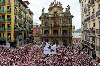 epa10729210 Thousands of people fill out City Hall's Square before the firing of a rocket called 'chupinazo', from City Hall's balcony, to begin the Sanfermines 2023 in Pamplona, ​​northern Spain, 06 July 2023. Sanfermines runs from 06 to 14 July.  EPA/Eloy Alonso