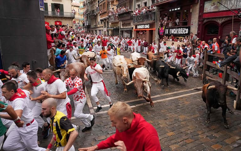 Pamplona, corsa dei tori per la Festa di San Firmino. FOTO | Sky TG24