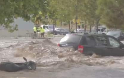 Meteo Spagna, violenta alluvione a Saragozza: automobilisti bloccati