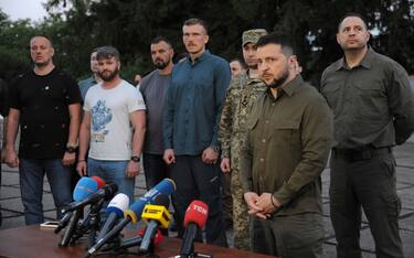 epa10735114 Ukrainian defence commanders of 'Azovstal', who were in Turkey after liberation from Russian captivity, attend a press conference together with Ukrainian President Volodymyr Zelensky (2-R) in Western Ukrainian city of Lviv, Ukraine, 08 July 2023. The five commanders from Azovstal were exchanged for 55 Russian soldiers on 22 September 2022. Under the terms of the exchange from Russia, commander of Azov Denys Prokopenko 'Redis', deputy commander of Azov Svyatoslav Palamar 'Kalyna', senior officer of 'Azov' Oleh Khomenko, commander of the 36th Separate Brigade of Marines Serhiy Volynsky 'Volyna' and commander of the 12th Brigade of National Guard Denys Shleha were to be in Turkey under the personal protection of President Recep Tayyip Erdogan until the end of the war.  EPA/MYKOLA TYS