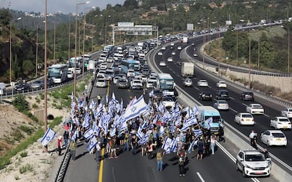 Israele, proteste contro la riforma giudiziaria: bloccate le strade