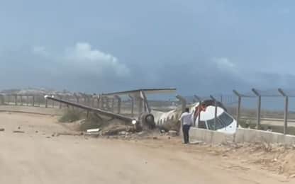 Incidente aereo in Somalia, volo si spezza durante atterraggio. VIDEO