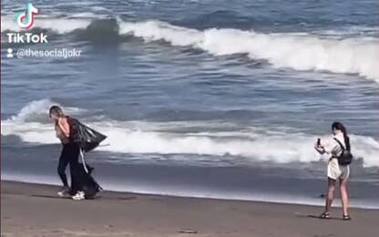 Bali, influencer finge di pulire spiaggia, ma viene smascherata. VIDEO