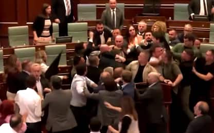 Kosovo, rissa in Parlamento durante discorso del premier Kurti. Video
